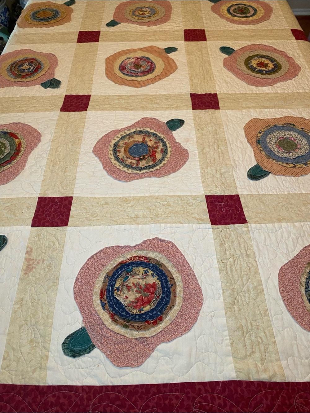 Stunning Appliqué Quilt/Throw in a dimensional floral motif. Burgundy pink gree - Picture 13 of 16